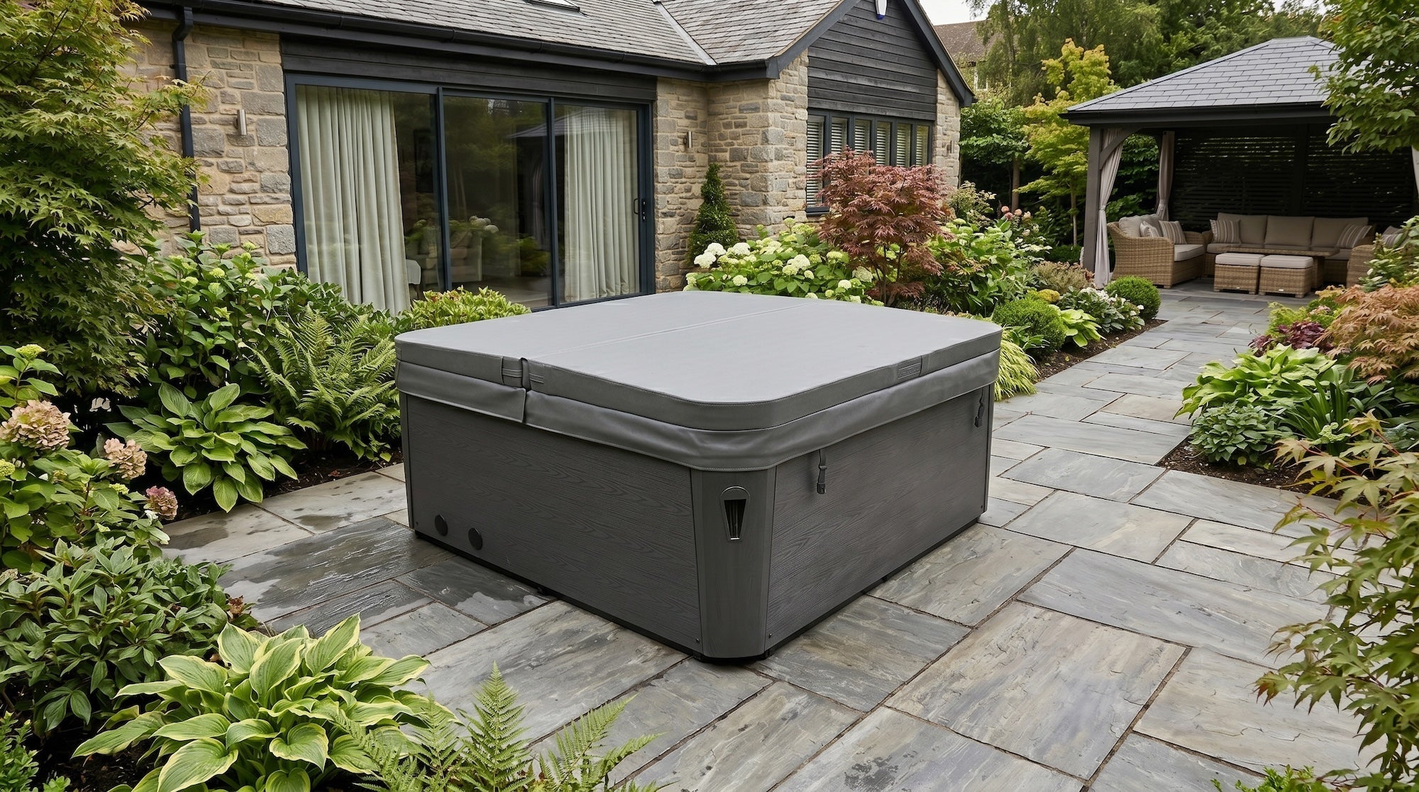 Hot tub with lid on