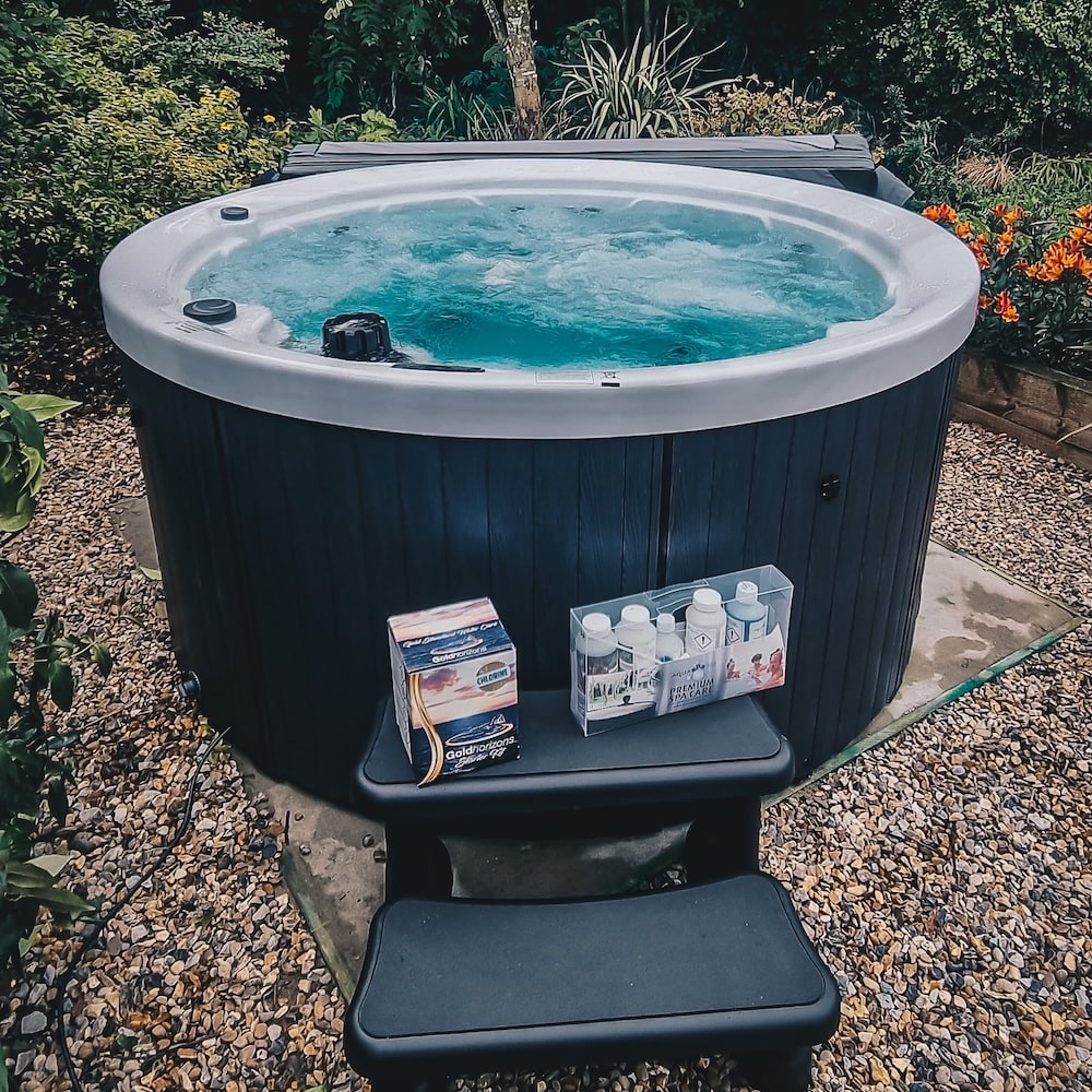 1000 Series round hot tub