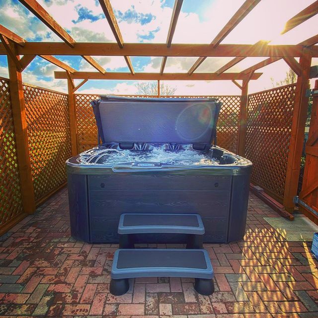 4500 Series 32A (Twin Pump) hot tub by H2O
