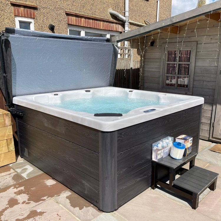 H2O 2500 Series Plug & Play hot tub