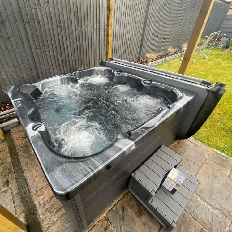 H2O 2500 Series Plug & Play hot tub