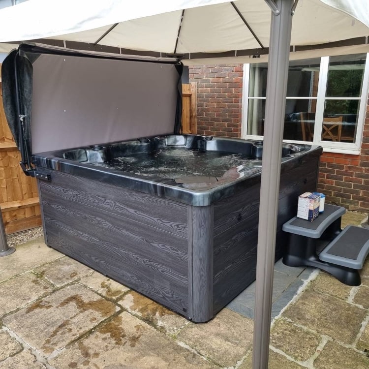 H2O 2500 Series Plug & Play hot tub