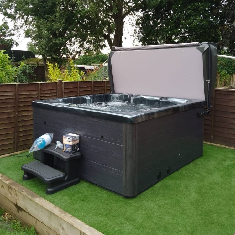 H2O 2500 Series Plug & Play hot tub