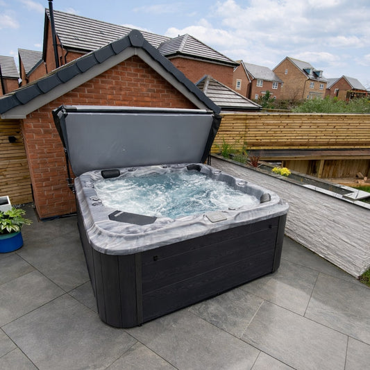 6000 Series hot tub by H2O Hot Tubs