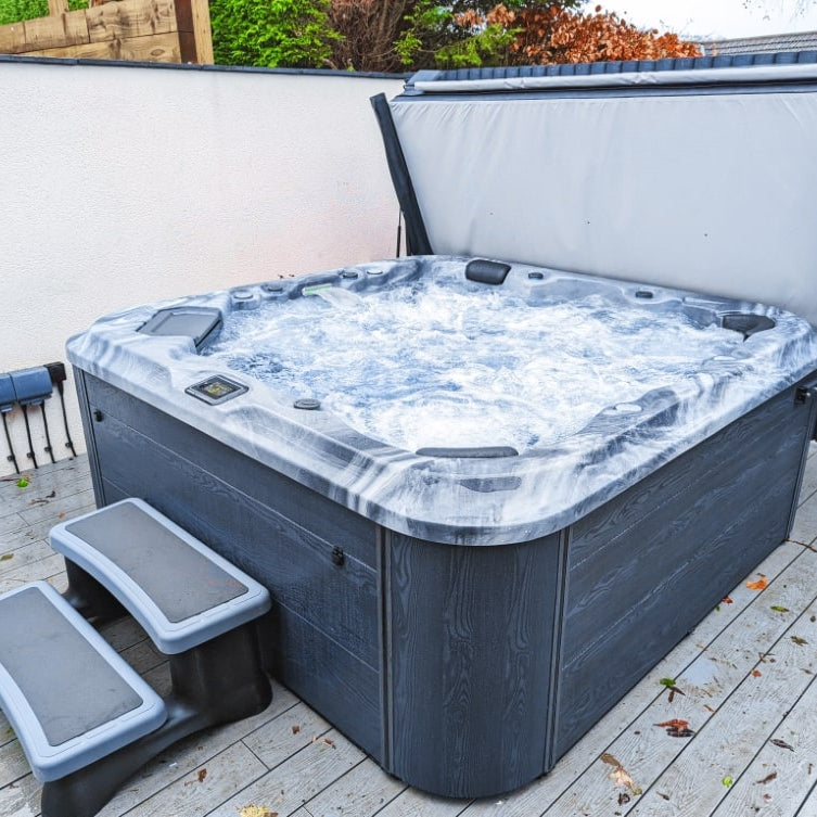 6000 Series 32A (Twin Pump) hot tub by H2O