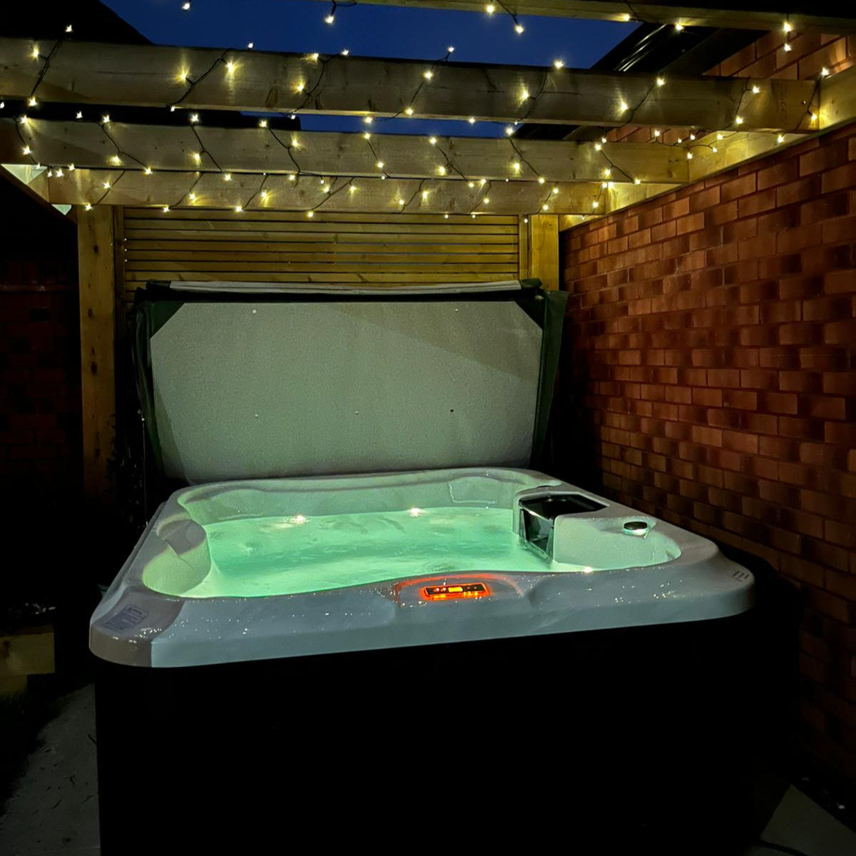 2000 Series (13A Plug & Play) by H2O Hot Tubs