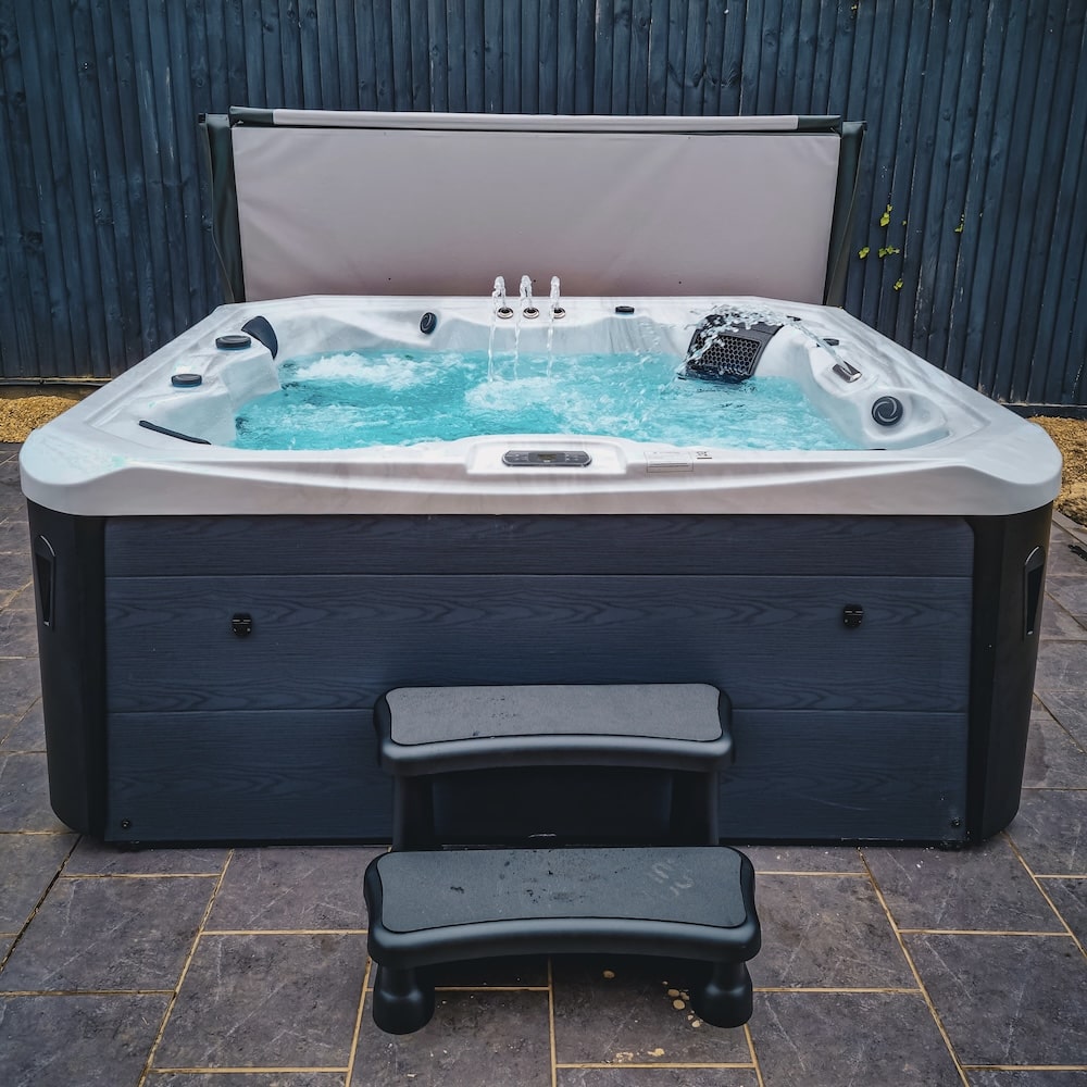 Coral hot tub by H2O Hot Tubs