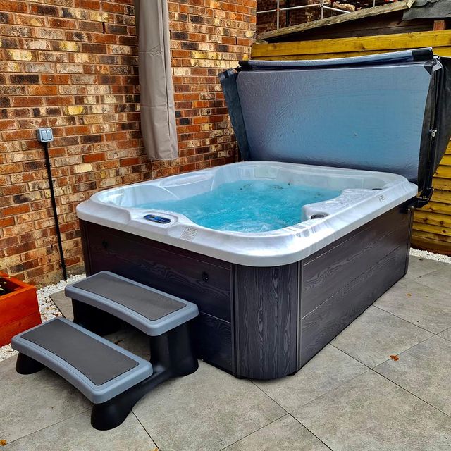 H2O 2000 Series 13A Plug & Play hot tub