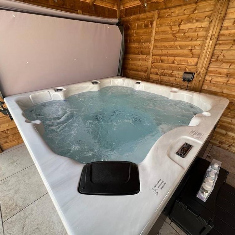 H2O 2500 Series Plug & Play hot tub