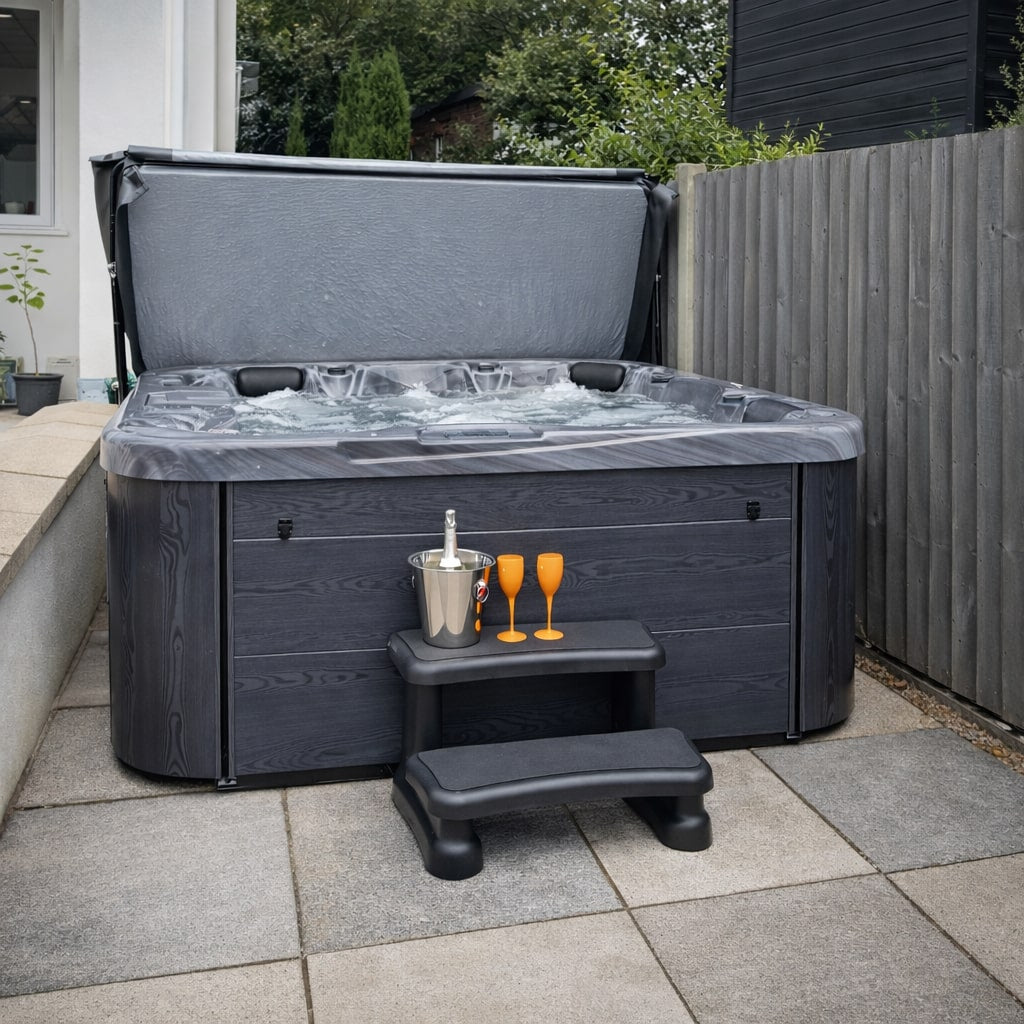4500 Series hot tub by H2O Hot Tubs