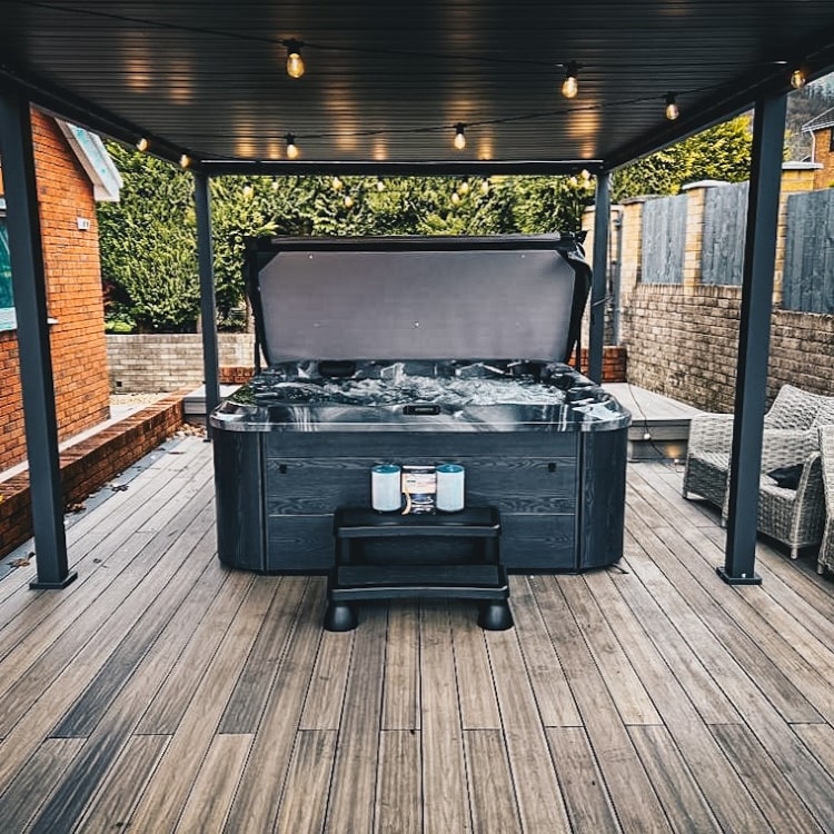 6000 Series 32A (Twin Pump) hot tub by H2O