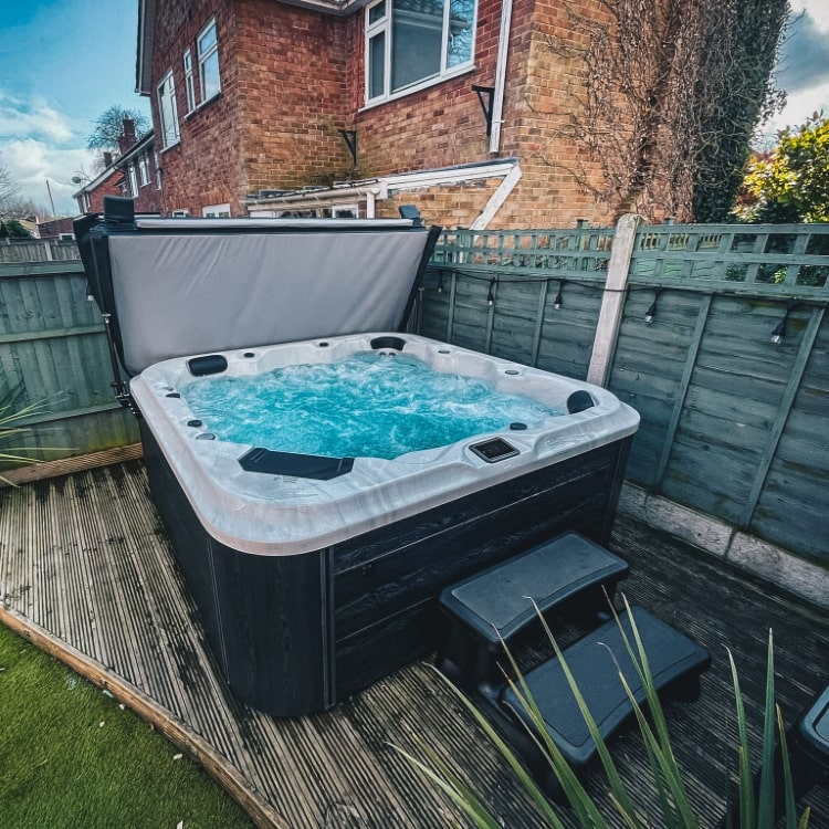 6000 Series 32A (Twin Pump) hot tub by H2O