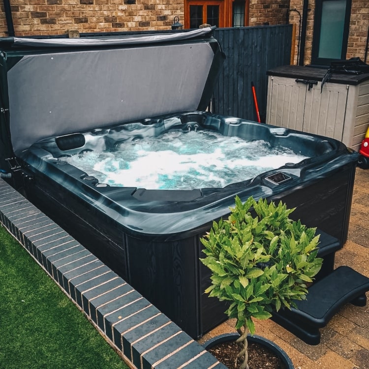 6000 in.clear 32A (Twin Pump) hot tub by H2O