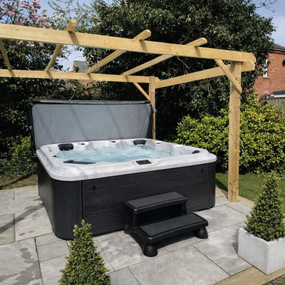 6000 Series hot tub by H2O Hot Tubs