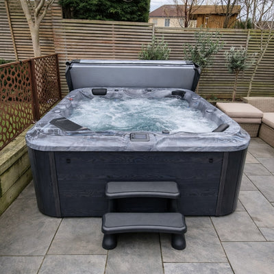 6000 Series hot tub by H2O Hot Tubs