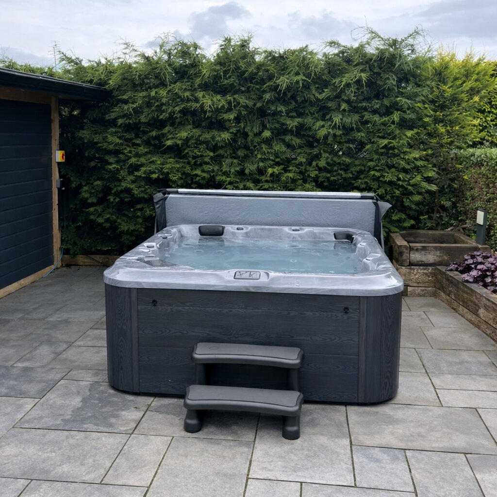6000 Series hot tub by H2O Hot Tubs