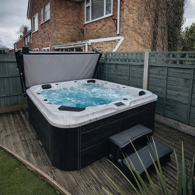 6000 Series hot tub by H2O Hot Tubs