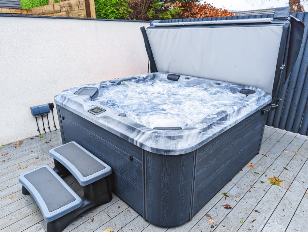 6000 Series 32A (Twin Pump) hot tub by H2O