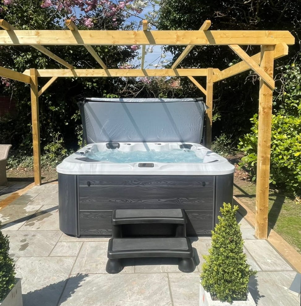 6000 Series 32A (Twin Pump) hot tub by H2O
