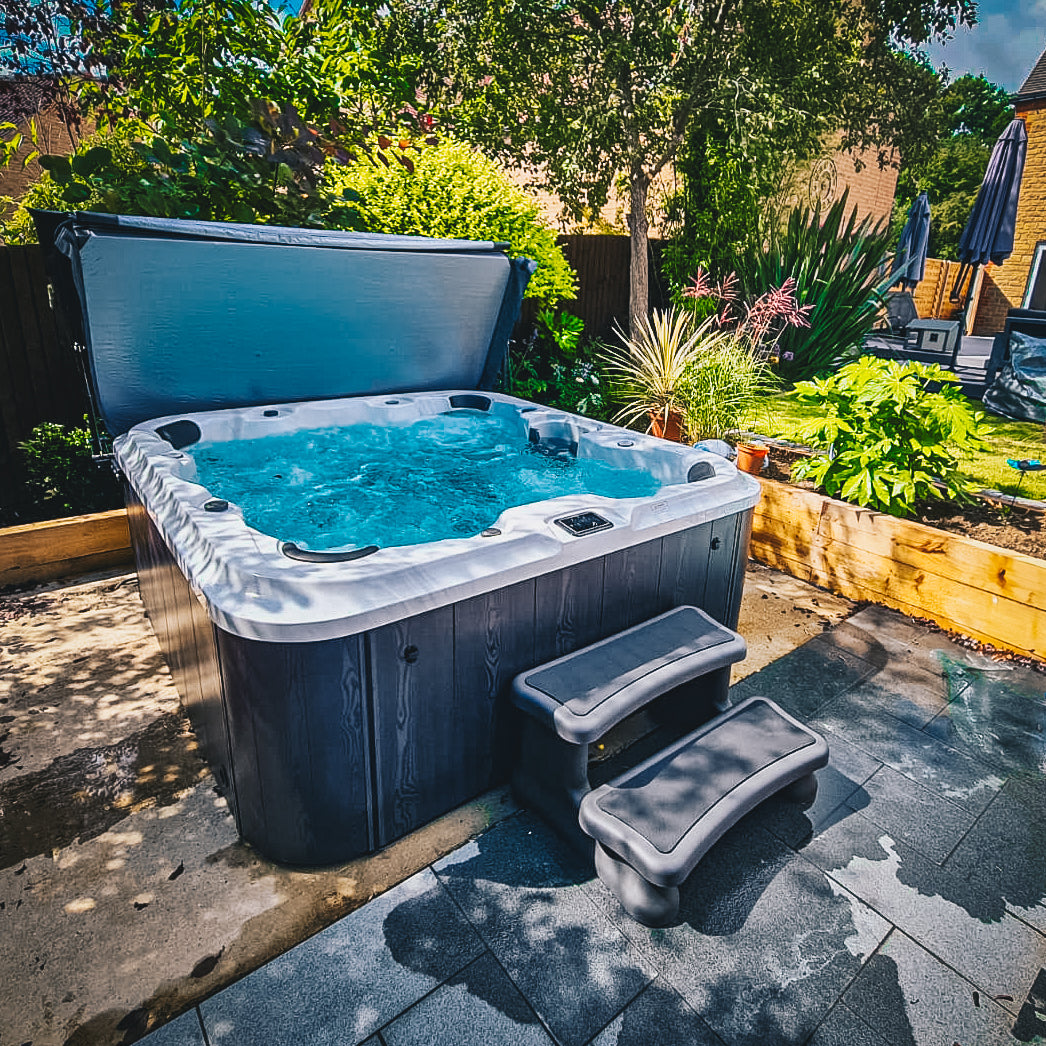 7000 Series hot tub