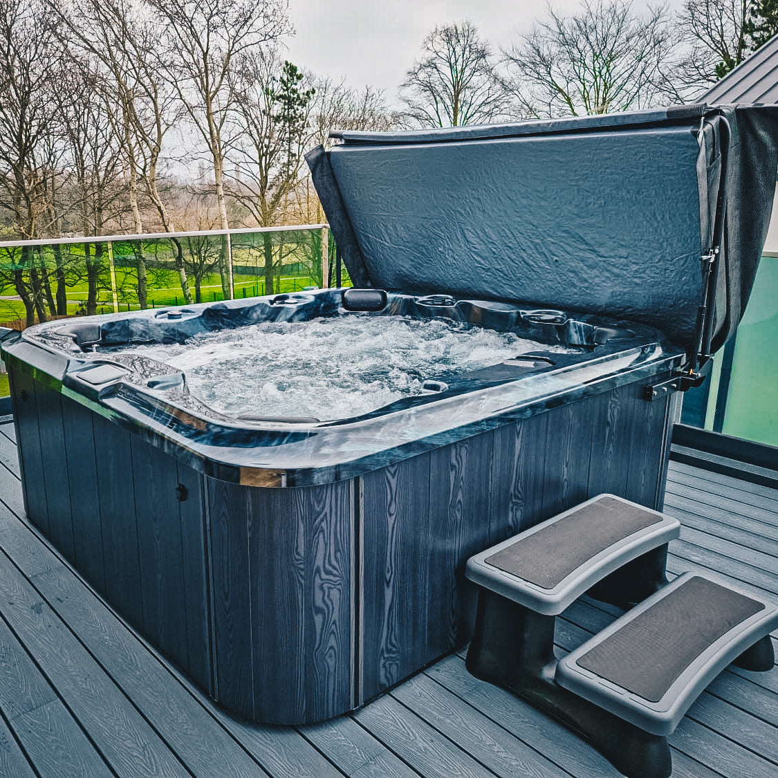 7000 Series hot tub