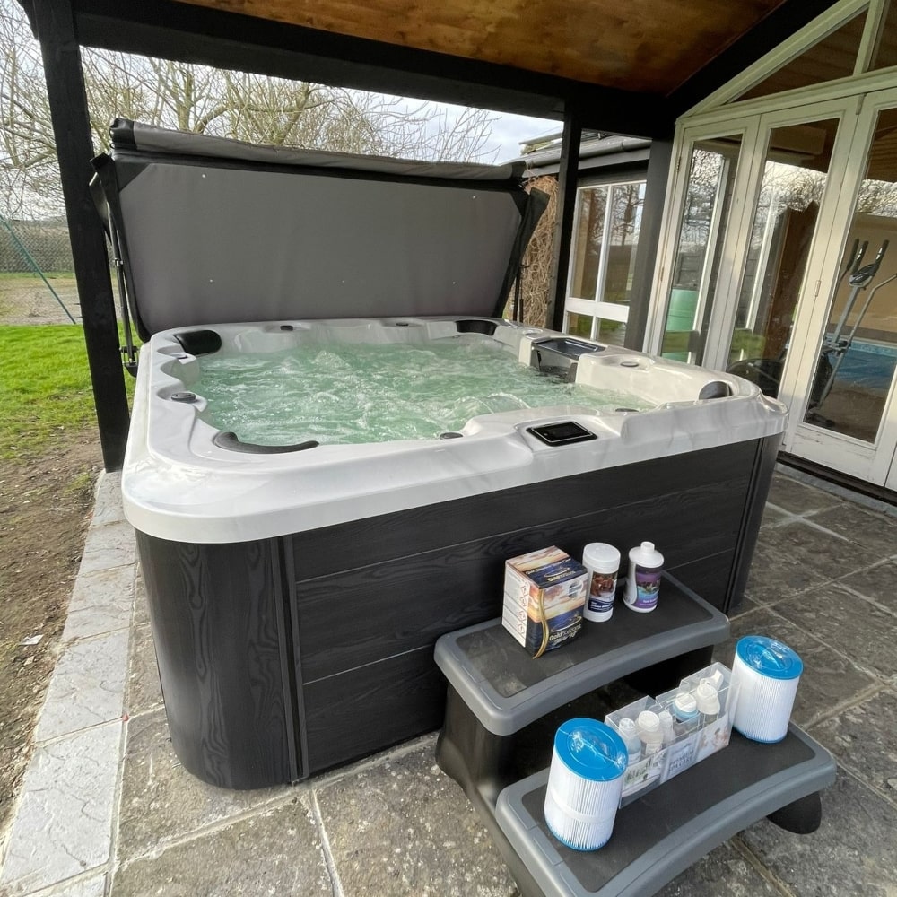 7000 Series 32A (Twin Pump) hot tub by H2O