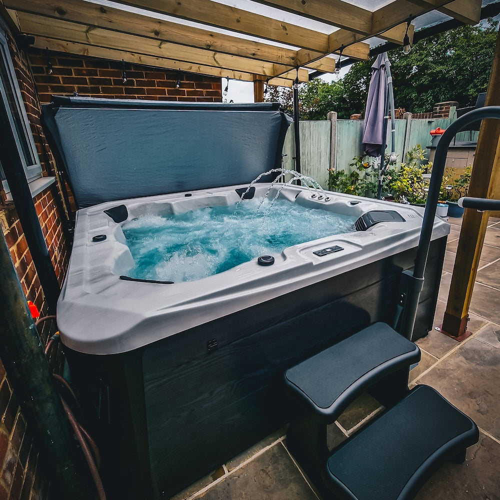 Retreat Bay XL large hot tub